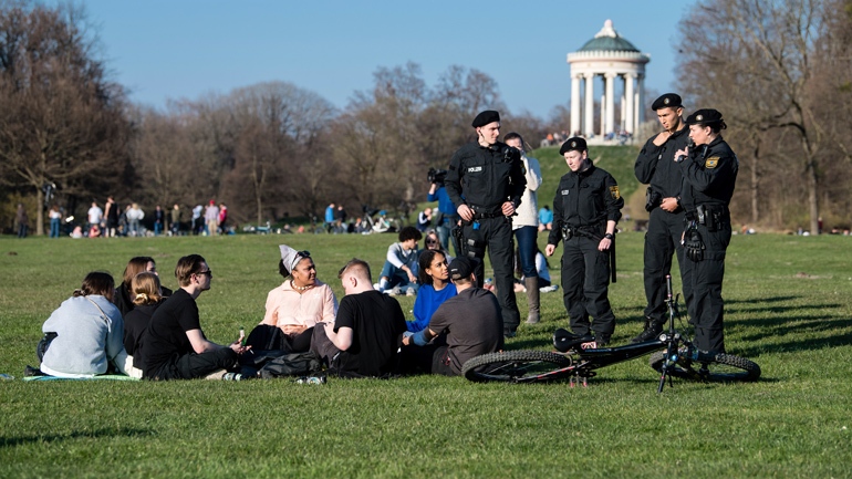 Γερμανία: «Ή τηρείτε τους κανόνες ή επιβάλλεται απαγόρευση εξόδου» προειδοποίησε ο πρωθυπουργός της Βαυαρίας
